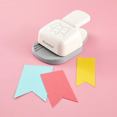 3-in-1 Banner Punch - Handstans för vimplar från Spellbinders