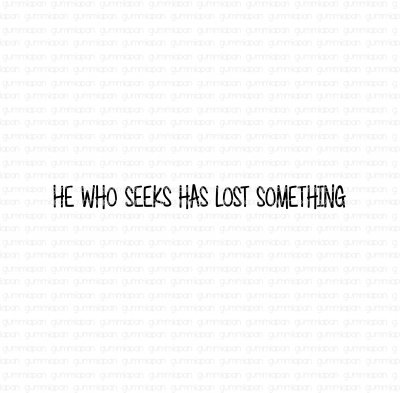 He who seeks has lost something - Engelsk textstämpel från Gummiapan 4,6*0,4 cm